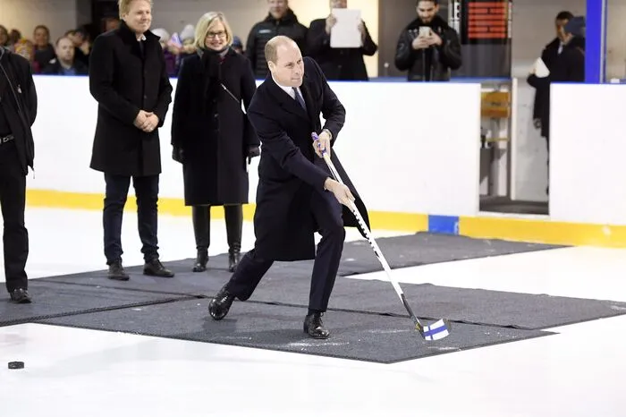 Natürlich versuchte sich der Prinz auch selber am Eis - und versenkte einen Puck im Netz. Allerdings ohne Schlittlaufschuhe!