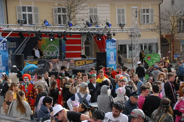 Klicken Sie sich durch die weiteren Fotos von der Faschingsparty in Gleisdorf!