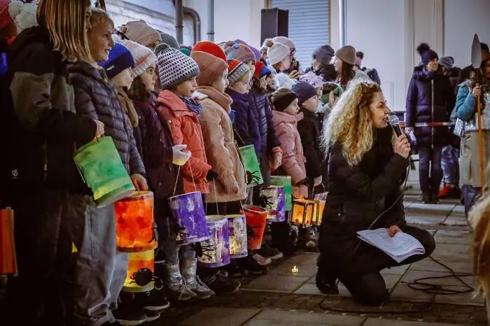Viele Kinder und Familien kamen mit ihren Laternen, um am Martinstag an den Schutzpatronen St. Martin zu erinnern