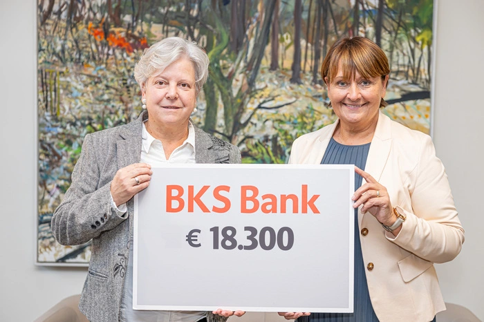Die Unwetterhilfe von „Kärntner in Not“ war heuer ein großartiger Erfolg. Einen Anteil dran haben die Mitarbeiterinnen und Mitarbeiter der BKS Bank. Sie spendeten über 9000 Euro, der Vorstand der Bank verdoppelte den Betrag auf 18.300 Euro. Für dieses soziale Engagement der ganzen Belegschaft - bereits bei vorhergehenden Naturkatastrophen gab es verlässliche Unterstützung - dankte Susanne Koschier von „Kärntner in Not“ der Vorstandsvorsitzenden Herta Stockbauer. 