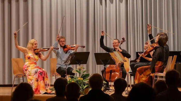 Mehrere Musiker auf einer Bühne