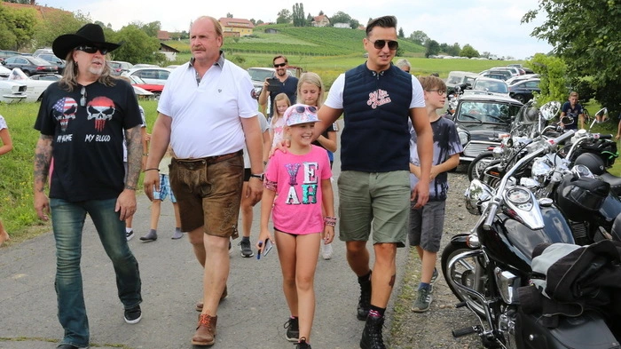 Zurück von der Galanacht der Stars am Wörthersee stand ein besonderer Termin im Kalender von Volks-Rock ’n’ Roller Andreas Gabalier. Vom Flughafen Graz holte er am frühen Nachmittag noch Freund und Tattoo-Ikone Mario Barth ab. Der Startätowierer war extra für diesen Termin von Los Angeles in die Steiermark geflogen. Gemeinsam machten sie sich auf den Weg in die Urlaubsgemeinde St. Peter am Ottersbach.