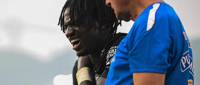 Seedy Jatta griff sich schmerzverzerrt an die Schulter