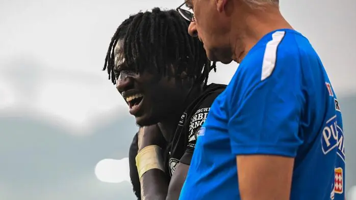 Seedy Jatta griff sich schmerzverzerrt an die Schulter