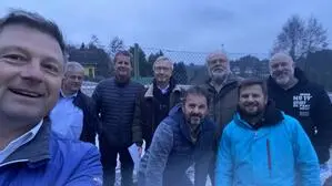 Mehrere Politiker der Gemeinde Seeboden machen ein Selfie | Die tägliche Betreuung des Seebodener Eislaufplatzes erfolgt ab 20 Uhr durch die Mitglieder des Gemeinderats