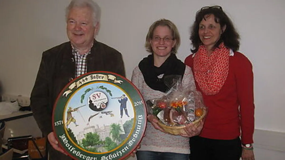 Obmann Werner Scharrer, Gewinnerin Corinna Gebetsroither und Angelika Baldauf mit der Ehrenscheibe