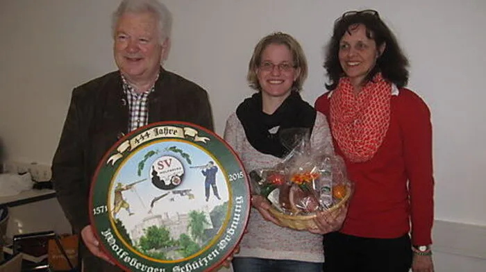 Obmann Werner Scharrer, Gewinnerin Corinna Gebetsroither und Angelika Baldauf mit der Ehrenscheibe