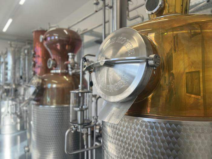 Blick auf die vier Brennkessel der Destillerie