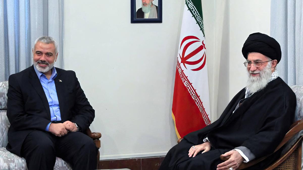 Der getötete Hamas-Chef Ismail Haniyeh und Irans oberster Führer Ayatollah Ali Khamenei in Teheran