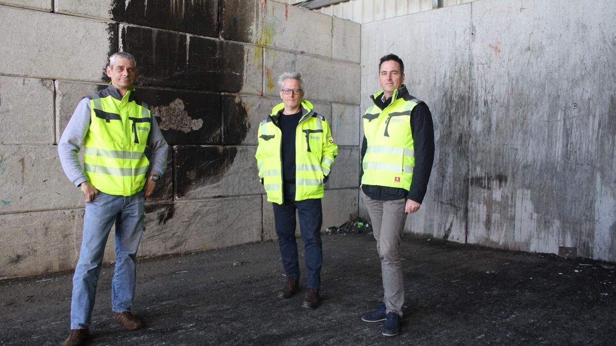 Oliver Prott, Andreas Jerlich und Oskar Preinig (von links) in dem Bereich der Lagerhalle, wo der Brand ausbrach