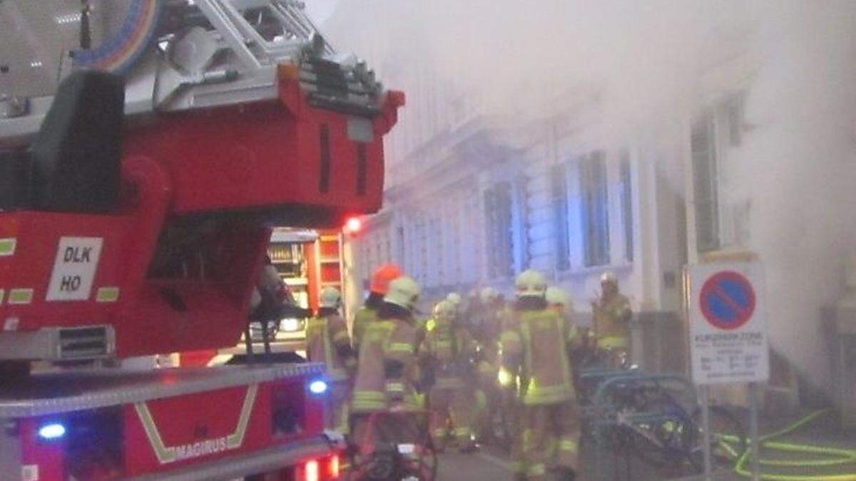 Feuer in der Rechbauerstraße: Unbekannte Dame schlug Alarm