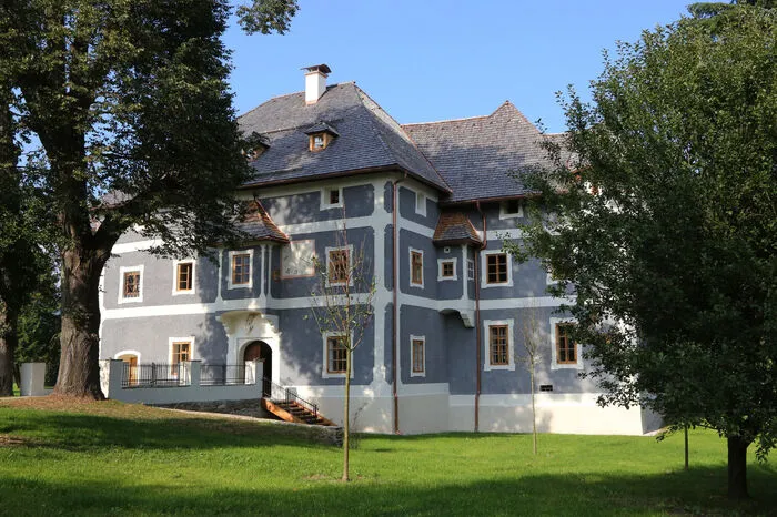 Zum historischen Schloss Admontbichl in Obdach ließ Dietrich Mateschitz Stallungen für Zucht der Pferderasse Trakehner bauen