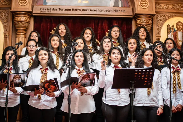 Koptisch dürfte eine Verballhornung des griechischen Wortes aigyptios, also Ägypter, sein. Wurde die Kirche doch in Ägypten gegründet, vermutlich als erste in Afrika.