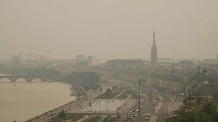 Rauch über Bordeaux: Ein Brand ist bereits auf wenige Kilometer vor der Großstadtregion mit einer Million Einwohnern herangerückt.