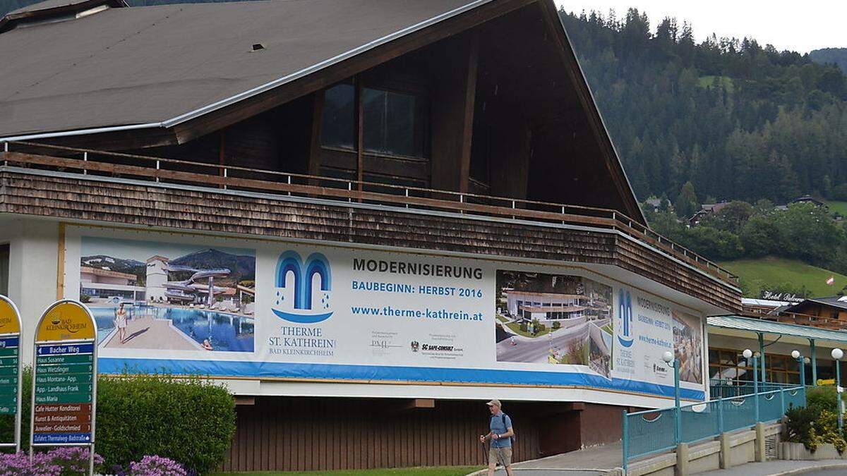 Noch ziert die Ankündigung des Umbaus die Kathrein-Therme, die zu Pfingsten 2017 in neuem Glanz erstrahlen soll.