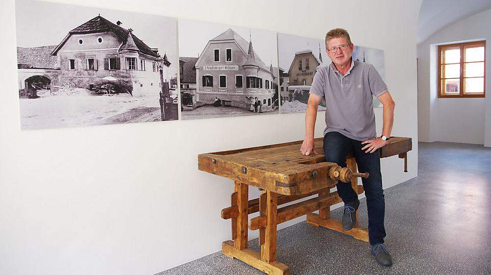 Günther Essenko vor historischen Bildern des Schaffenberger-Hauses 