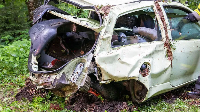 Autofahrerin prallte mit Renault Twingo gegen mehrere Bäume - und konnte das Auto noch selbstständig verlassen.