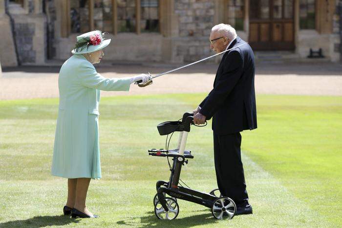 Queen Elizabeth II. hat Moore im Sommer  2020 auf Schloss Windsor zum Ritter geschlagen
