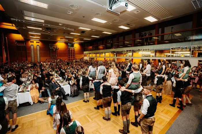 Dementsprechend viele Besucherinnen und Besucher konnte man im Schulgebäude willkommen heißen.