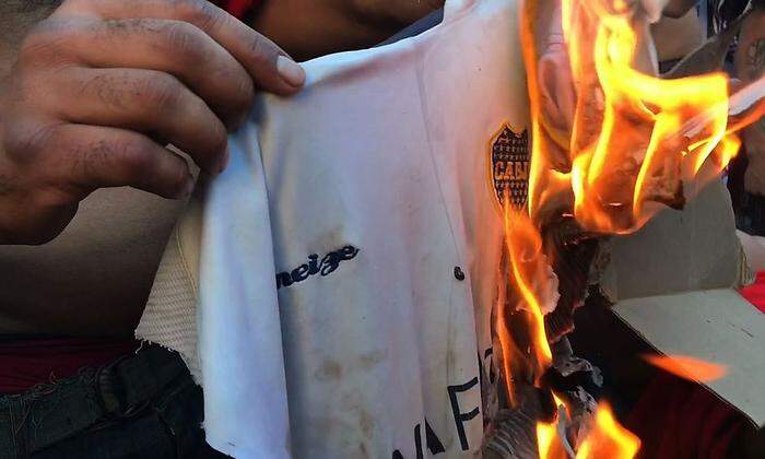 Fan-Hass: Anhänger von River Plate verbrennen ein Leibchen mit einem Boca Juniors-Logo