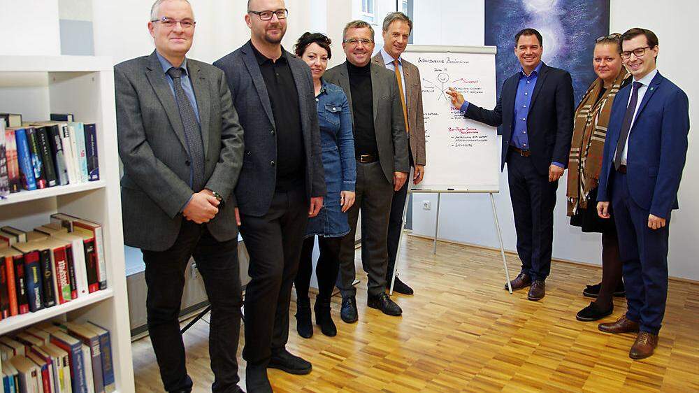 Lichtpunkt-Obfrau Claudia Moharitsch (2. v. r.) mit SPÖ-Chef Michael Schickhofer (3. v. r.), regionalen Politikern und Bezirkshauptmann Bernd Preiner (l.)