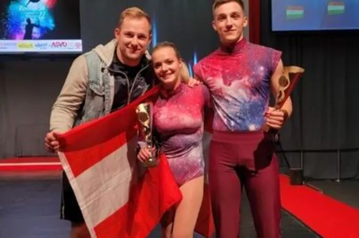 Jürgen Meißl und Anna-Marie Mauthner qualifizierten sich für die Weltmeisterschaft am kommenden Wochenende in Krakau. Sie holten sich in Villach Platz sieben in der zweithöchsten Klasse "Main Class Contact Style". Hier am Foto sind sie zu sehen mit Trainer Patrick Meißl.