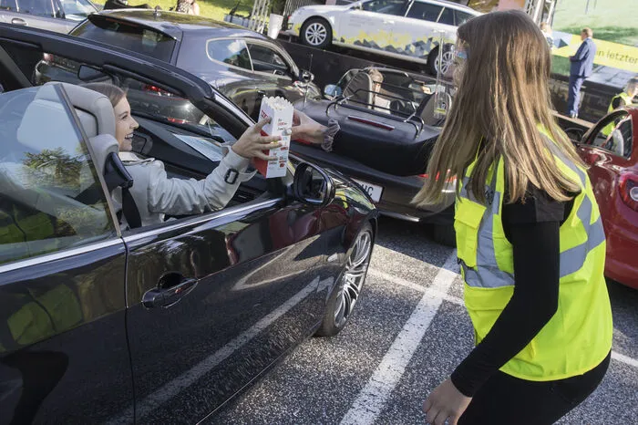Popcorn wurde in die Autos gereicht