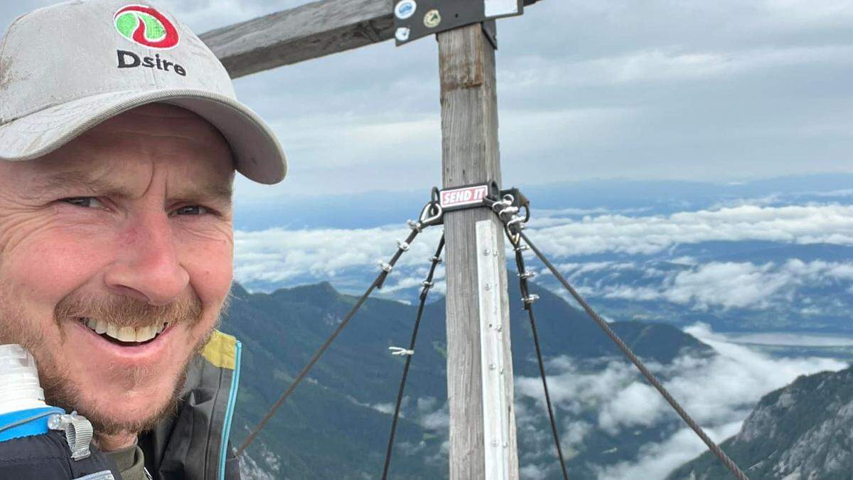 Selfie beim Gipfelkreuz am Hochstuhl an der Kärntner Landesgrenze zu Slowenien. 