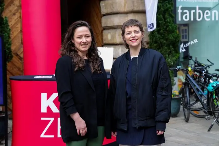 Produzentin Johanna Scherz freut sich mit Co-Intendantin Claudia Slanar über den Publikumspreis für Abu Bakr Shawkys „The Stories“