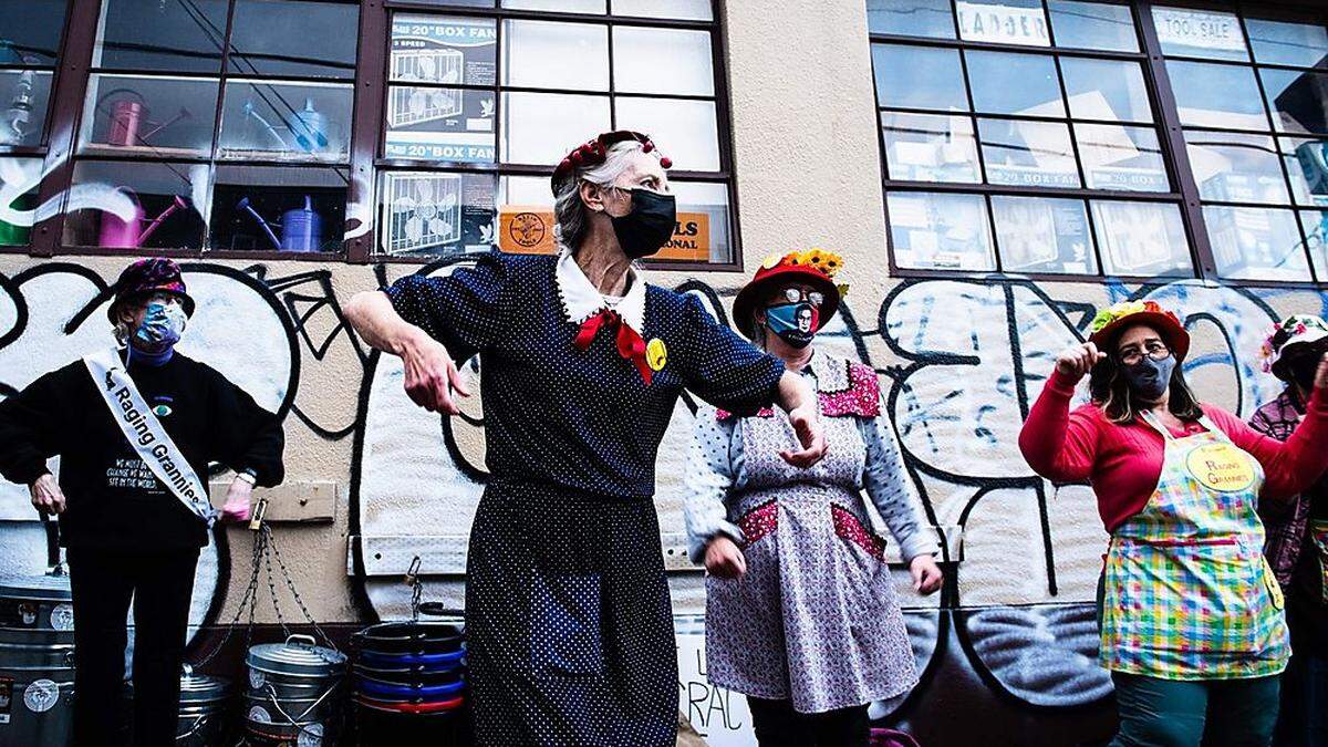 &quot;Raging Grannies&quot; protestieren in Portland