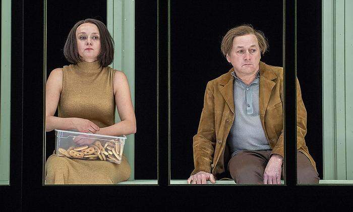 "Iwanow" am Stadttheater Klagenfurt: Er (Markus Hering) sagt ihr, dass sie (Gerti Drassl) bald sterben wird,  sie verdaut die Nachricht mit Keksen
