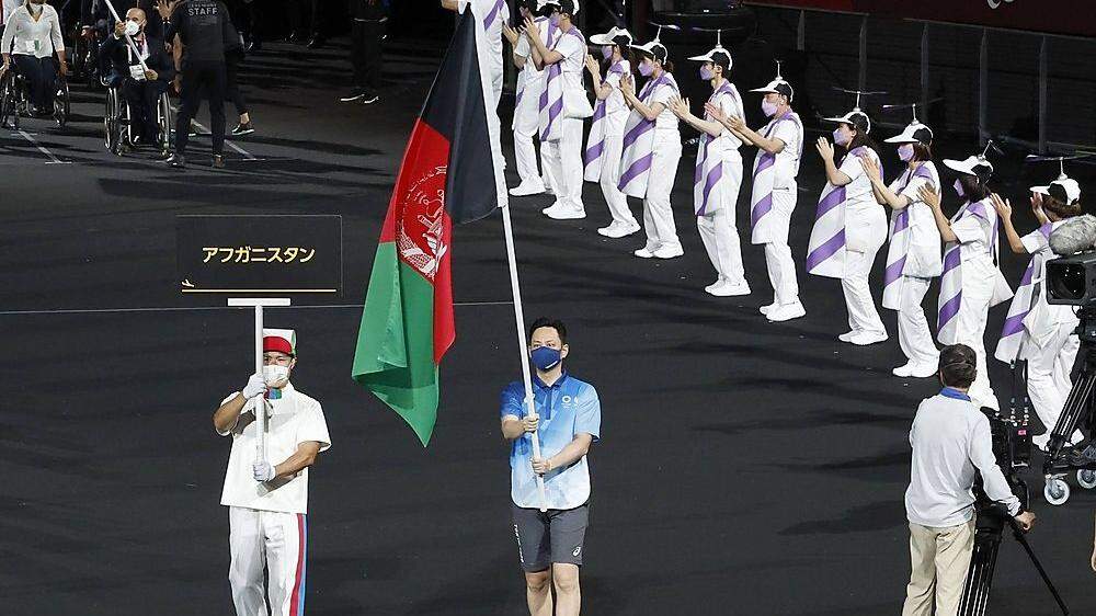 Die Afghanische Flagge wurde bei den Paralympics von einem Freiwilligen getragen, da die beiden Athleten nicht teilnehmen konnten