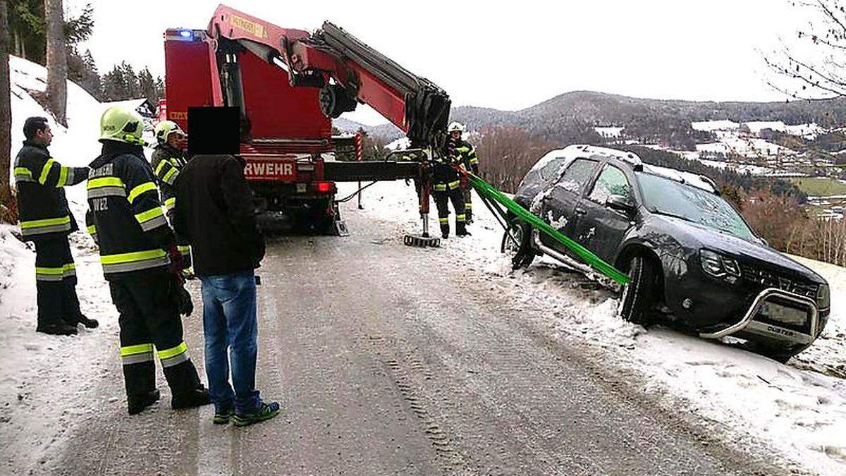 Nach der Bergung des Pkw durch die Stadtfeuerwehr Weiz konnte der Lenker seine Fahrt fortsetzen