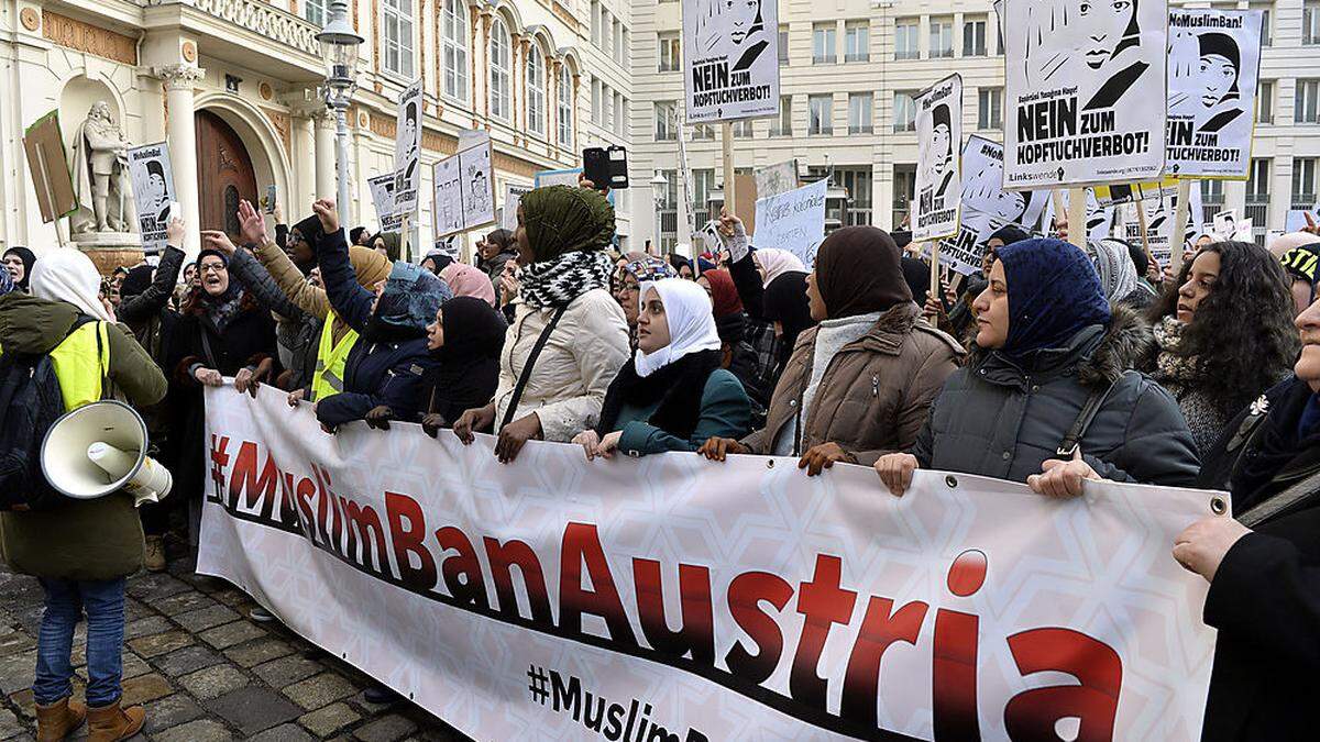 Nur 16 Prozent der Befragten wollen, dass Muslime in der Öffentlichkeit ein Kopftuch tragen