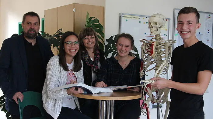 Standortleiter Ebner, Sophie Berger, Direktorin Girstmair, Elisabeth Leiter und Clemens Huber