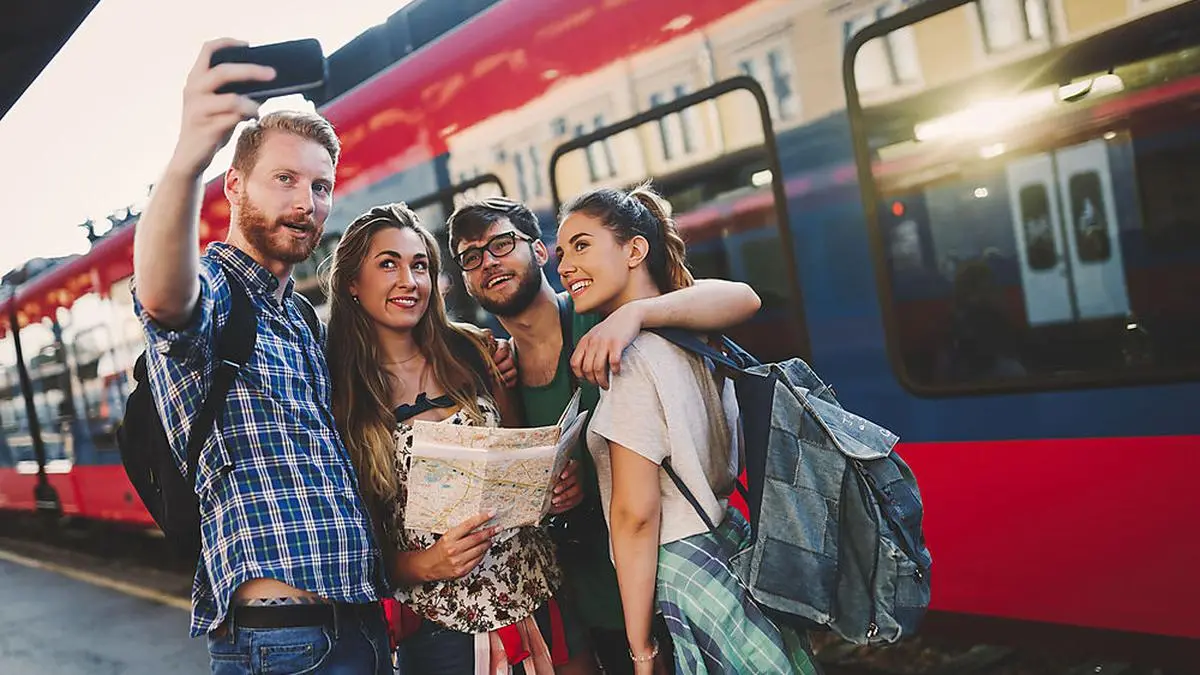 Mit Bus oder Bahn unterwegs zu sein bietet dir viele Vorteile. Bitte Achtung! Es gilt nach wie vor die Maskenpflicht. Bei den Bildern handelt es sich um Archivfotos
