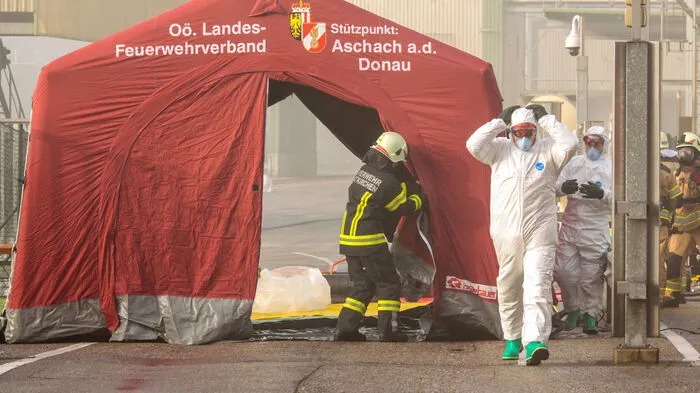 Feuerwehren und Rettung sind Mittwochvormittag zu einen Großeinsatz in Aschach an der Donau (Bezirk Eferding) ausgerückt.