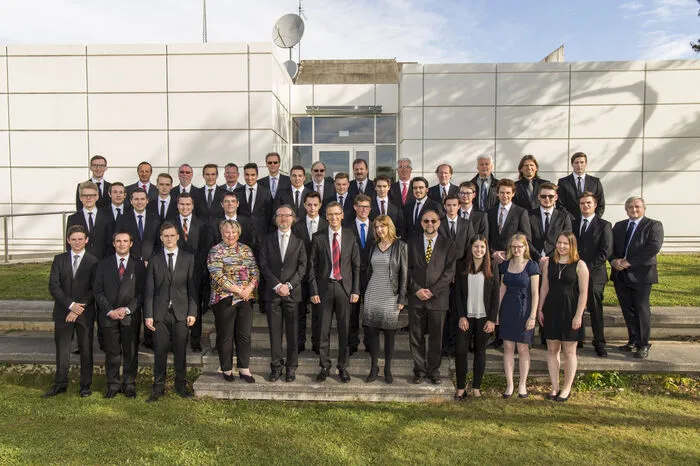 Die 23 Maturanten der Klasse 10BHMBA der HTL Kaindorf mit ihren Lehrern: Einen guten Erfolg schafften Johann Absenger, Lukas Gutschi, Kevin Kainz, Kevin Krobath, Nikolaus Schwischei, Daniel Tatzer und Jan-Heliodor Tscherko.