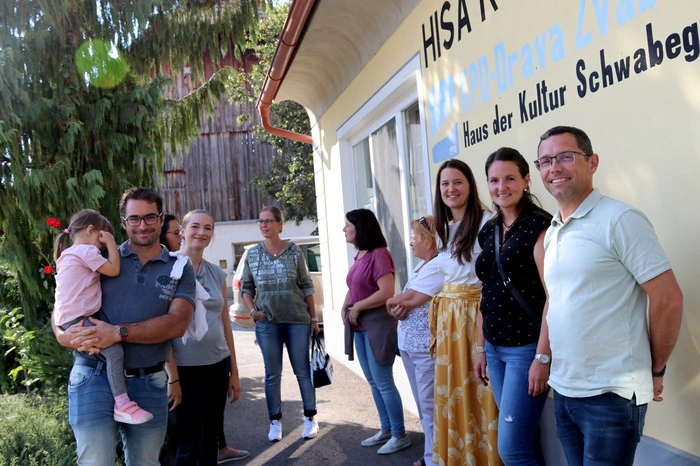 Der Schulchor der Volksschule bereitet sich im Haus der Kultur/Hiša kulture auf seinen Auftritt vor.
