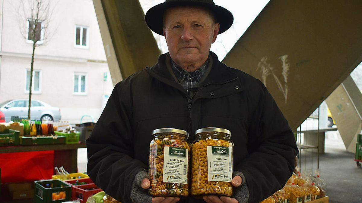 Ermin Ferl-Reitzer besucht den Hofbauerplatz, seit dort vor 45 Jahren ein Bauernmarkt eröffnet hat