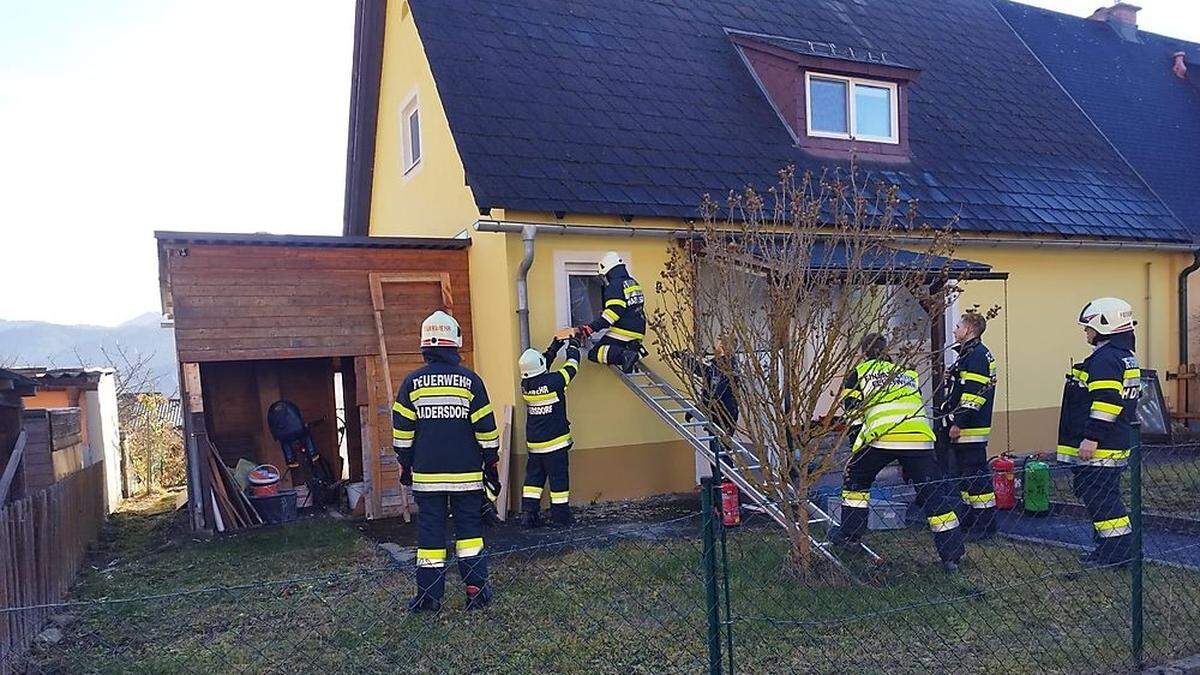 Die Feuerwehr stieg über ein Fenster ein