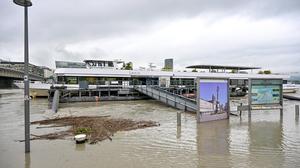 Im Bereich Linz steht die Donau bei fast sieben Metern, bald wird sie die Höchstgrenze überschritten haben und länger auf hohem Stand bleiben. Der Pegelstand ist damit mehr als eineinhalb Meter über der Warngrenze, es herrscht Alarmstufe 1