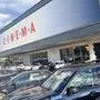 Am Bild sieht man ein Kino und viele parkende Autos   