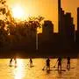 Diese Stehpaddler zog es vor der Frankfurter Skyline im Sommer 2024 zum Wasser