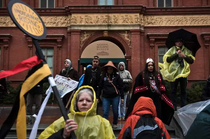 Rund 600 Demonstranten, viele von ihnen Indianer, marschierten am Freitag durch die Hauptstadt bis vor das Weiße Haus.