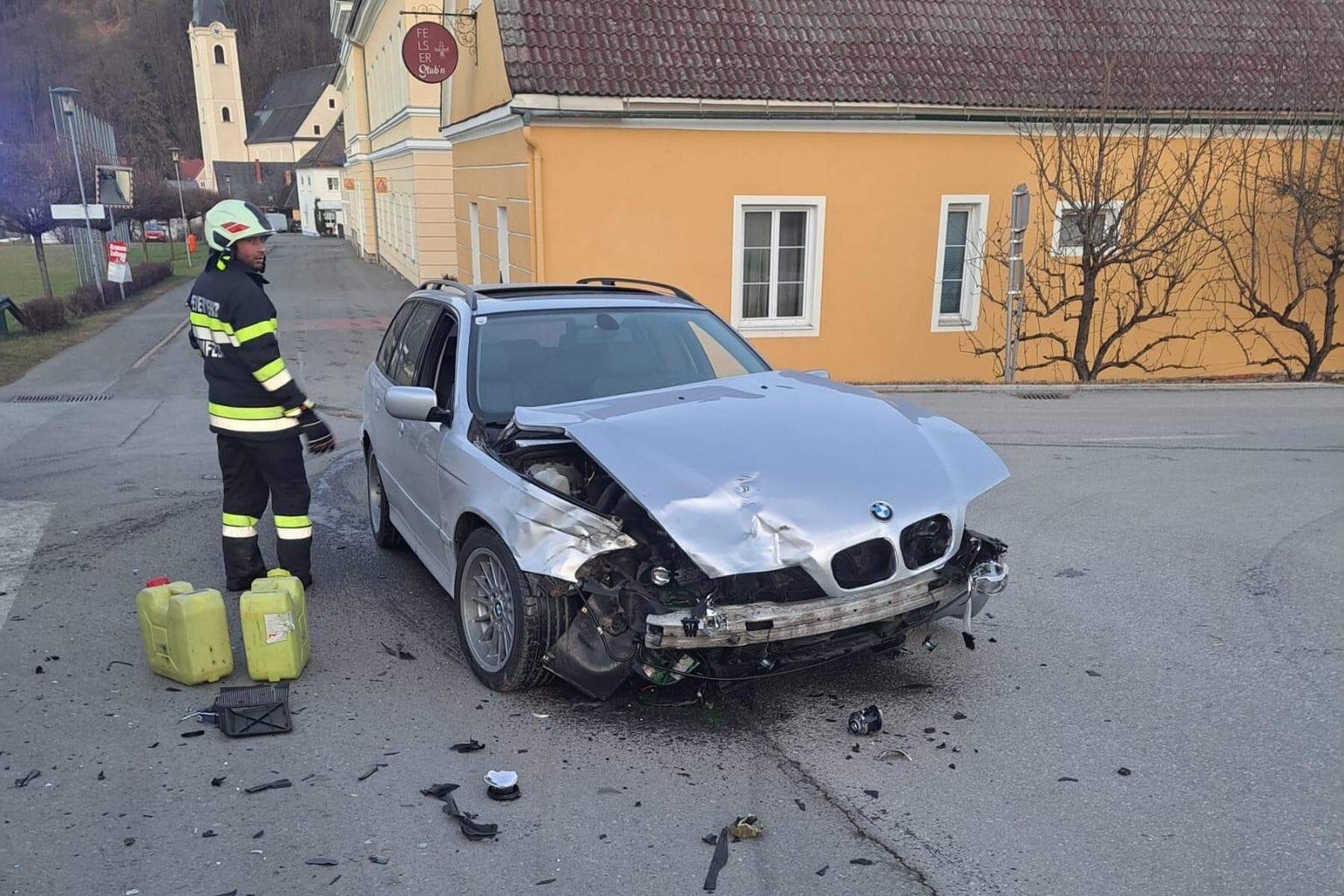 In Arnfels | Pkw übersehen: Zwei Fahrzeuge auf Kreuzung kollidiert