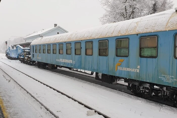 Selbst die Bahn darf heute ein weißes Häubchen tragen.