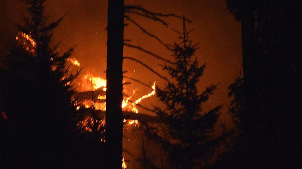 Waldbrand auf 1600 Meter Seehöhe auf der Rückseite des Kreischberges