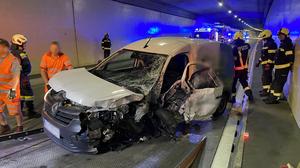 Die Fahrerseite des weißen Renault ist komplett zerstört