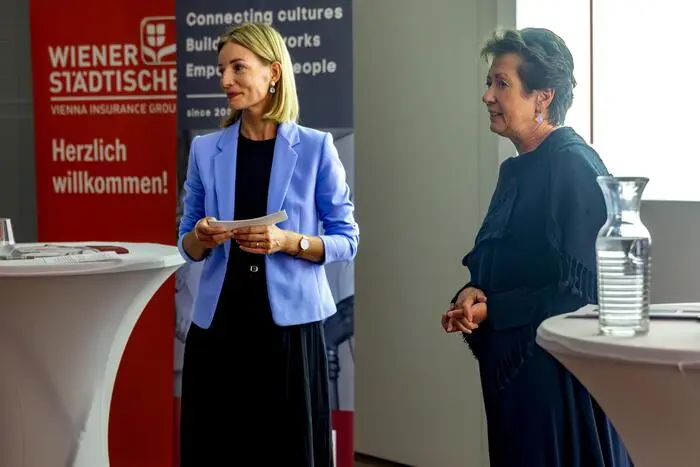 Moderatorin Margit Dietrich fragte Gründerin Monika Kircher (rechts) nach den Anfangsjahren